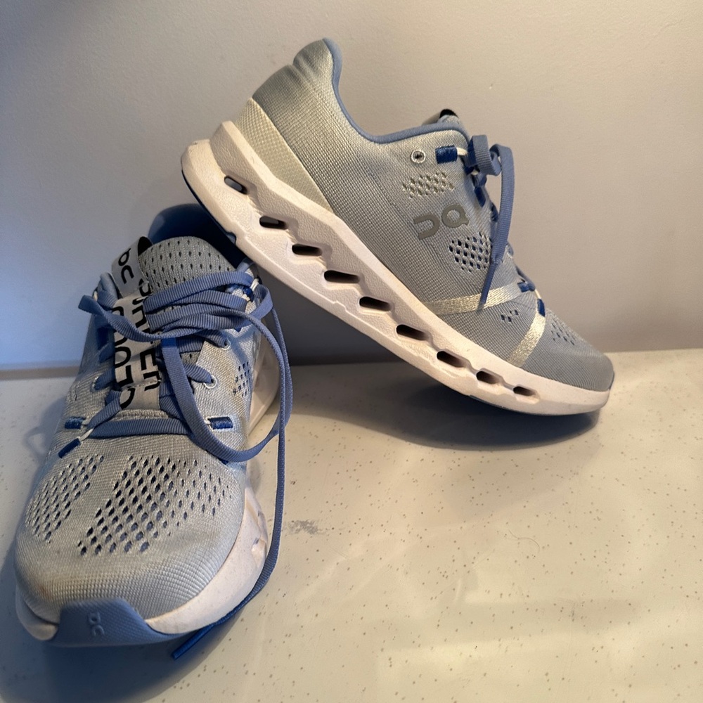 On Cloudsurfer Sneakers. 6.5. White and Heather